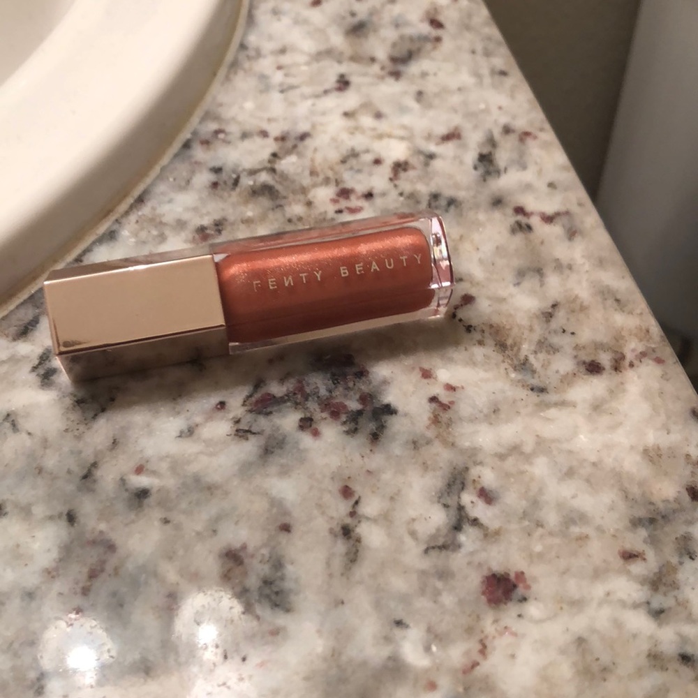 FENTY BEAUTY glow lip GLOSS BOMB